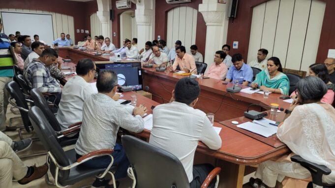 जिला कलेक्टर ने कोचिंग संस्थानों के संचालकों की ली क्लास