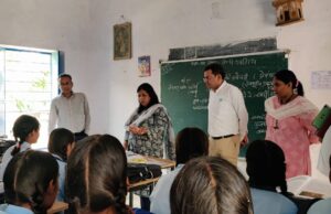 संभांगीय आयुक्त ने किया 2 विद्यालयों का औचक निरीक्षण