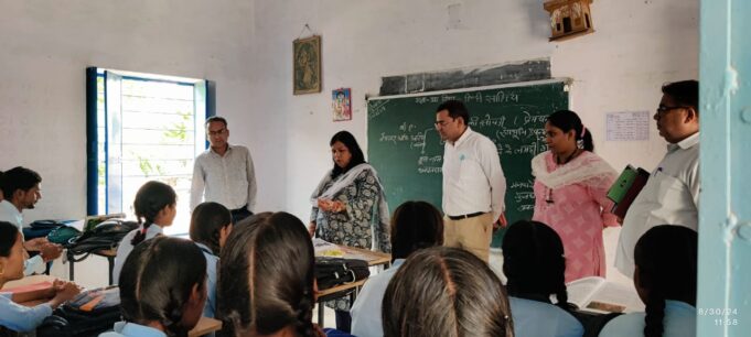 संभांगीय आयुक्त ने किया 2 विद्यालयों का औचक निरीक्षण