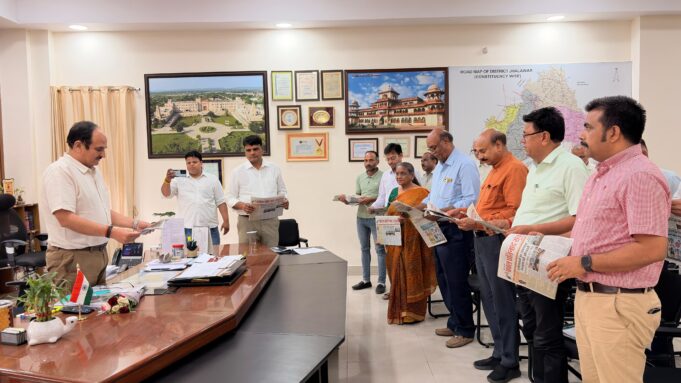 जिला कलेक्टर ने किया साप्ताहिक समाचार पत्र “प्रबल प्रतिनाद संकल्प” का विमोचन